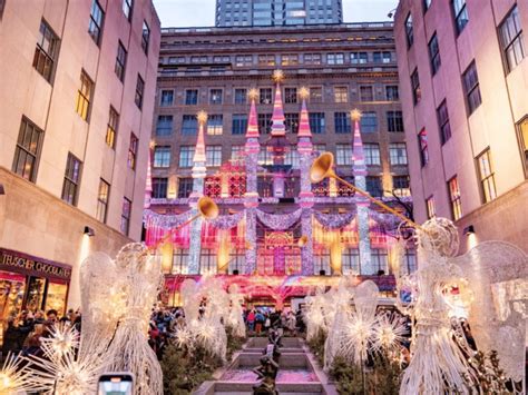 When is Saks Fifth Avenue Light Show 2023: A Celestial Dance of Lights and Imagination